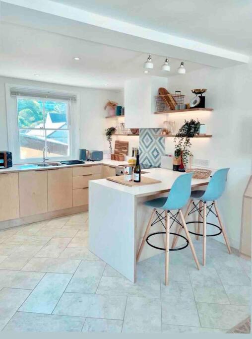 The View, Kingsand, Luxurious Seafront Penthouse With Sun Trap Balcony And Incredible Sea Views Appartamento
